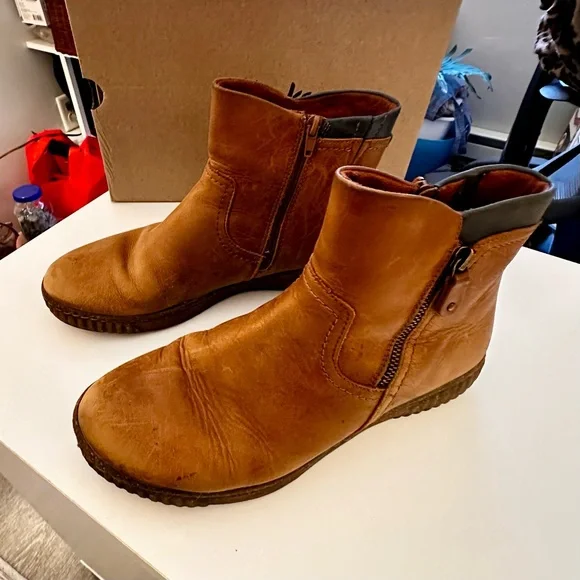 Clarks | Women’s Tan Leather Chukka Boots with Side Zip - Picture 2 of 10